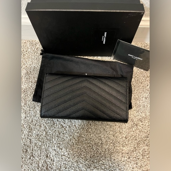 YSL CASSANDRE MATELASSÉ LARGE FLAP WALLET（580$ zelle or venmoo） - Picture 5 of 7